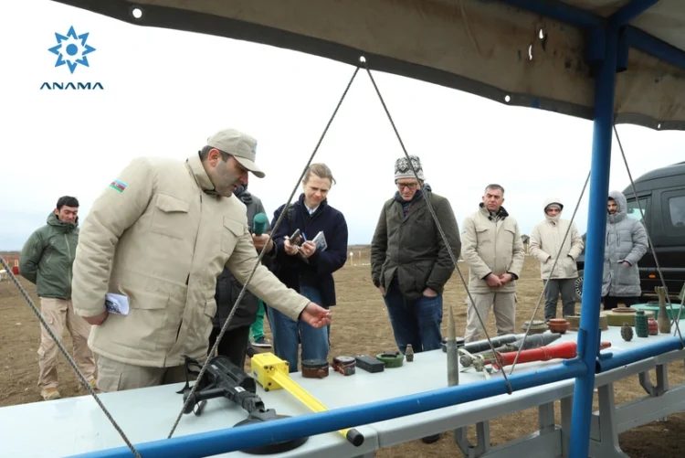 Xarici media nümayəndələri minatəmizləmə əməliyyatında – FOTO