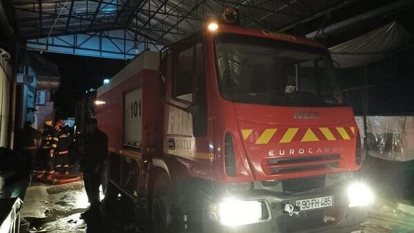 Bakının mərkəzində dönərxana yanır