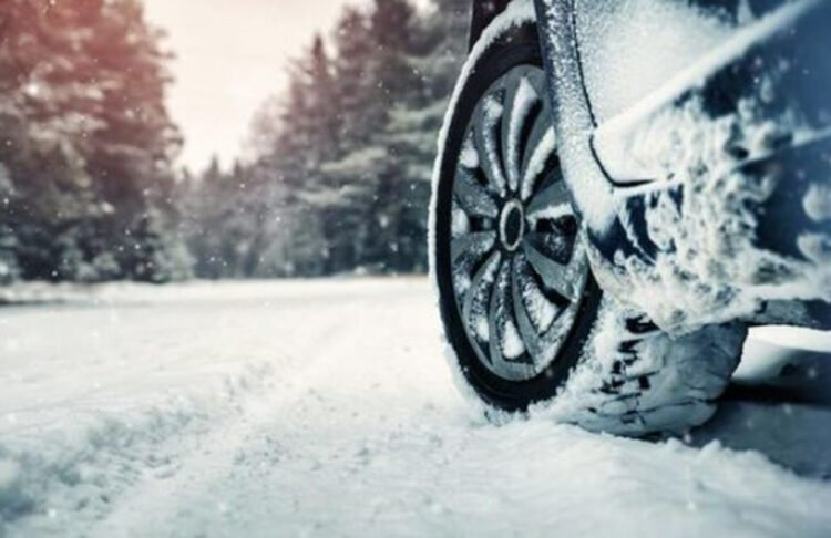 Qarlı havada maşın qayadan aşdı: bir ailənin üç üzvü…