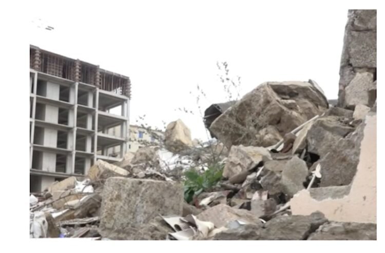 “Hamı qorxu içindədir, şikayət edirik, eşidən yoxdur” — Paytaxtda aparılan tikinti sakinlər üçün təhlükə yaradıb (VİDEO)