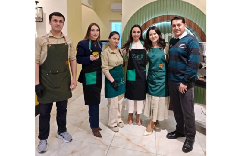 Prezidentin qızı və gəlini Gəncədə qadın sahibkarın sağlam qida brendi ilə tanış olublar — FOTOLAR