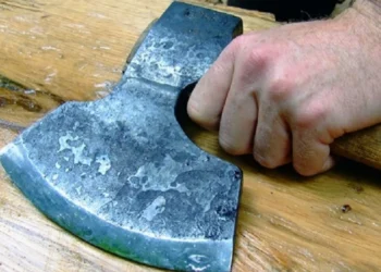 Cəlilabadda əmi yeniyetmə qardaşı uşaqlarını baltaladı – YENİLƏNDİ