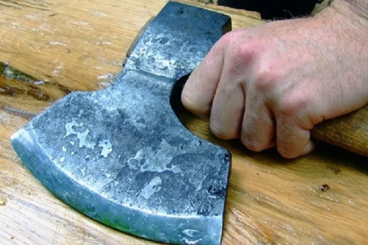 Cəlilabadda əmi yeniyetmə qardaşı uşaqlarını baltaladı – YENİLƏNDİ