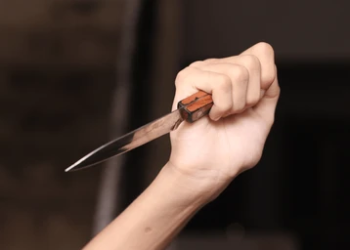 Bakıda yeniyetmə qız anasını döydüyü üçün atasını bıçaqladı