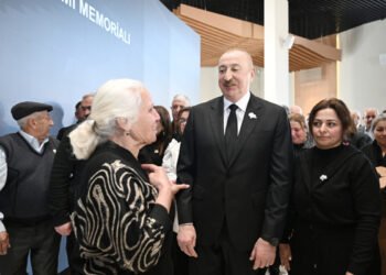 “Razı olarsınızmı boynunuzu qucaqlayıb, üzünüzdən öpüm?”