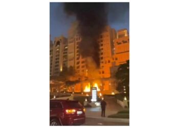 Dubayda hotelin yanına İran raketi düşüb, güclü yanğın başlayıb — VİDEO