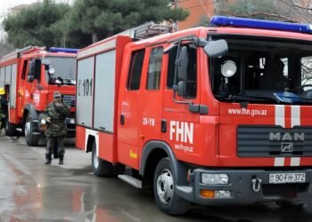 Bakıda bina yandı: sakinlər təxliyə edildi – VİDEO