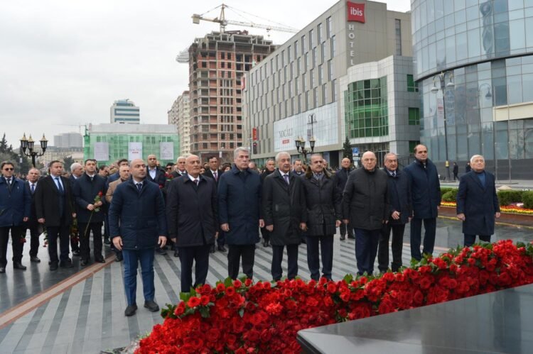 Deputatlar Xocalı soyqırımı abidəsini ziyarət etdi – FOTOLAR