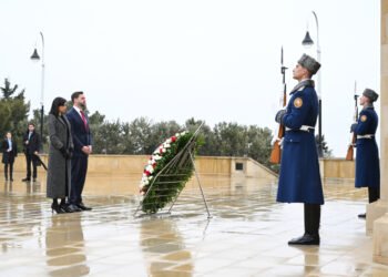 Vens və həyat yoldaşı Şəhidlər xiyabanında – VİDEO