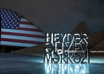Heydər Əliyev Mərkəzinin binası ABŞ bayrağı ilə işıqlandırıldı – FOTOLAR