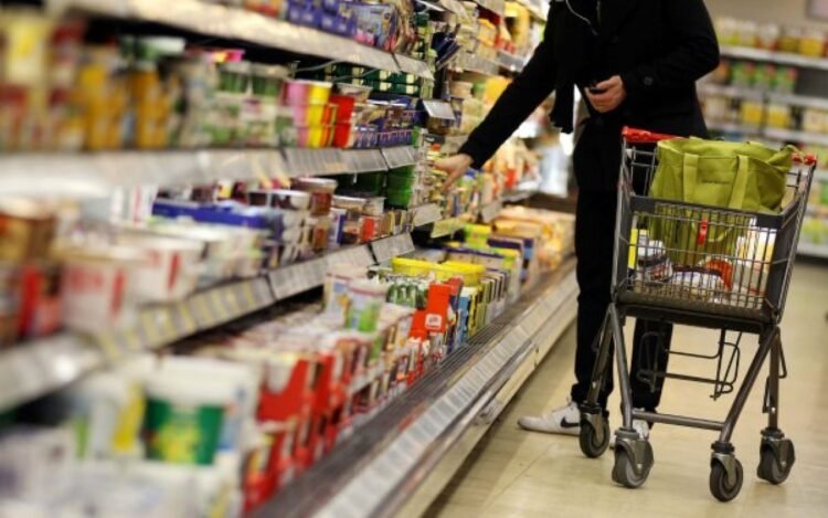 Azərbaycanda marketdə alış-veriş edən kişi qəfildən öldü