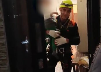 4 yaşlı uşaq evdə köməksiz qaldı: belə çıxarıldı – VİDEO