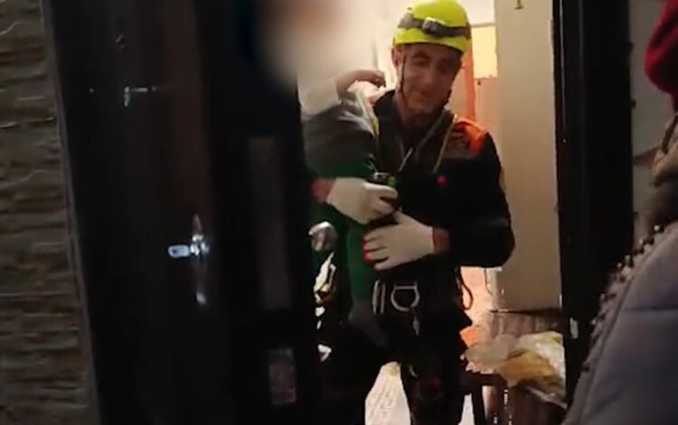 4 yaşlı uşaq evdə köməksiz qaldı: belə çıxarıldı – VİDEO