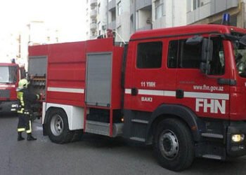Bakının mərkəzində ev yanır