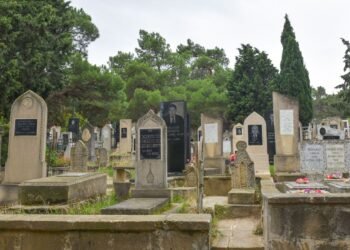 Qəbiristanlıqda ağlasığmaz yola əl atdı, həbs edildi