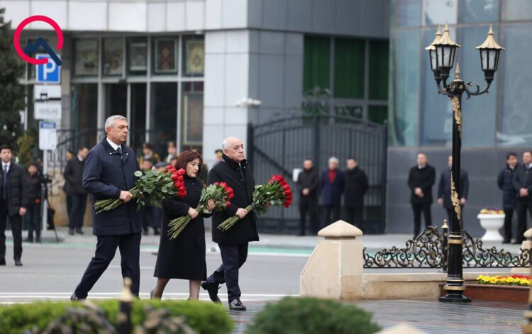 Rəsmilər Xocalı soyqırımı abidəsini ziyarət etdi – FOTOLAR
