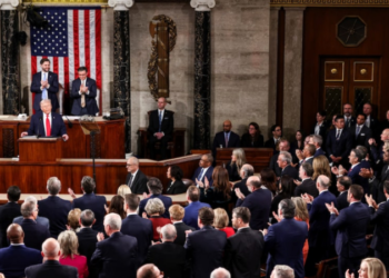Trampın çıxışı zamanı gərginlik: bəzi etirazçılar zaldan çıxarıldı