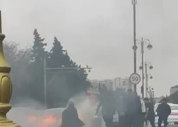 “Neftçilər” yaxınlığında yanan avtomobil söndürüldü – VİDEO