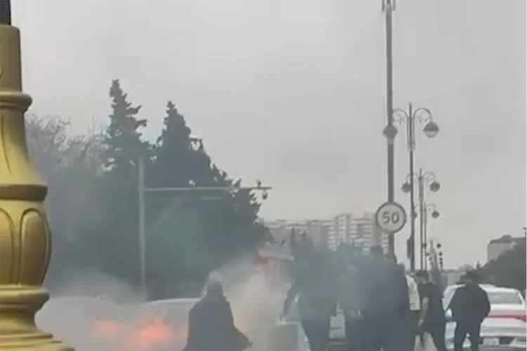 “Neftçilər” yaxınlığında yanan avtomobil söndürüldü – VİDEO