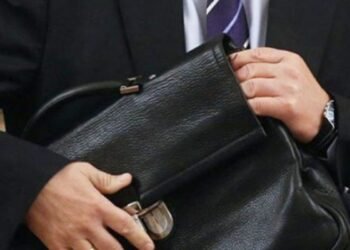 Müəllimi güllələyən uşağın atası bu şəxsdir