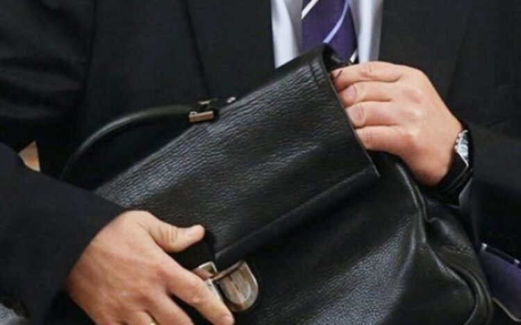 Müəllimi güllələyən uşağın atası bu şəxsdir