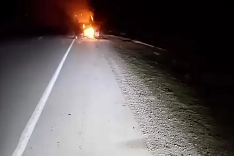 Yanan avtomobili söndürən FHN əməkdaşlarını maşın vurdu: ölən var