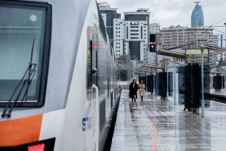 Qatarlar qrafik üzrə hərəkətini davam etdirir – ADY