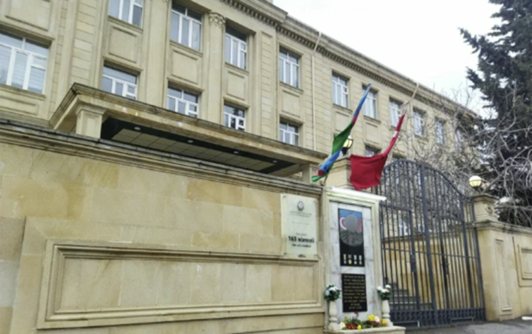 Şagird məktəb pəncərəsindən yıxıldı: vəziyyəti ağırdır