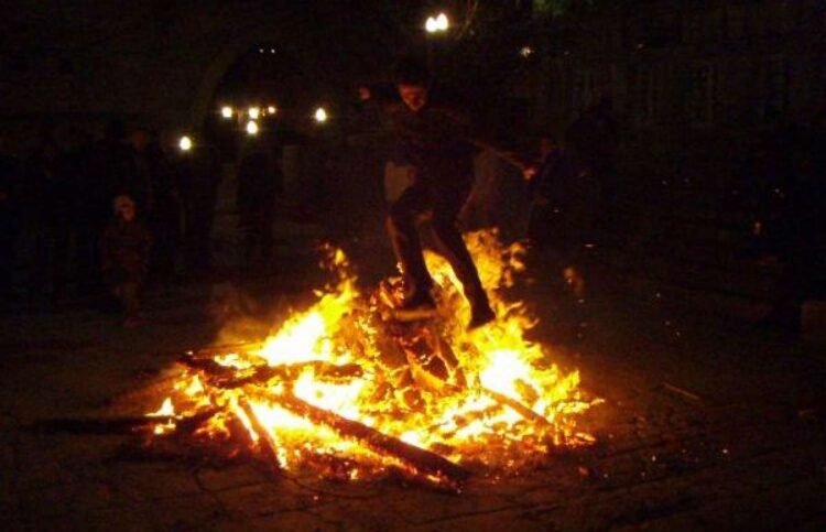 Nazir yallı gedib, tonqaldan tullandı – VİDEO