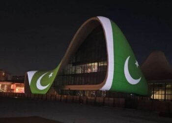 Heydər Əliyev Mərkəzi üzərində Pakistan bayrağı