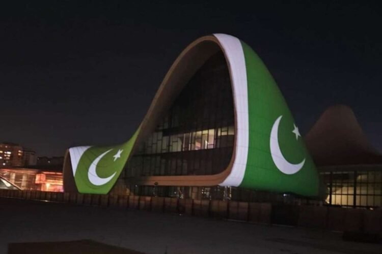 Heydər Əliyev Mərkəzi üzərində Pakistan bayrağı