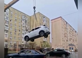 Sumqayıtda yol çökdü, avtomobil son anda xilas edildi – VİDEO