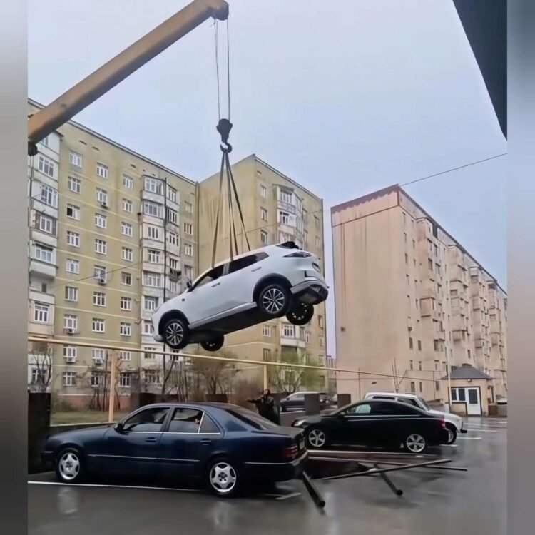 Sumqayıtda yol çökdü, avtomobil son anda xilas edildi – VİDEO