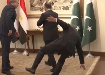 Nazir həmkarı ilə görüş zamanı ayağı sürüşərək yıxıldı – VİDEO