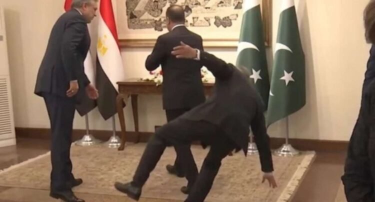 Nazir həmkarı ilə görüş zamanı ayağı sürüşərək yıxıldı – VİDEO