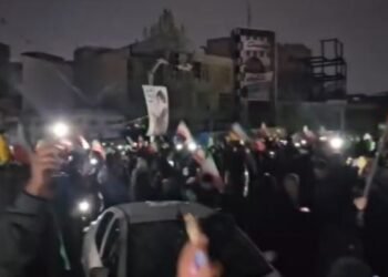İşıqsız qalmalarına etiraz edərək küçələrə çıxdılar – Video