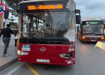 “Gənclik”də 2 avtobus toqquşdu – FOTO