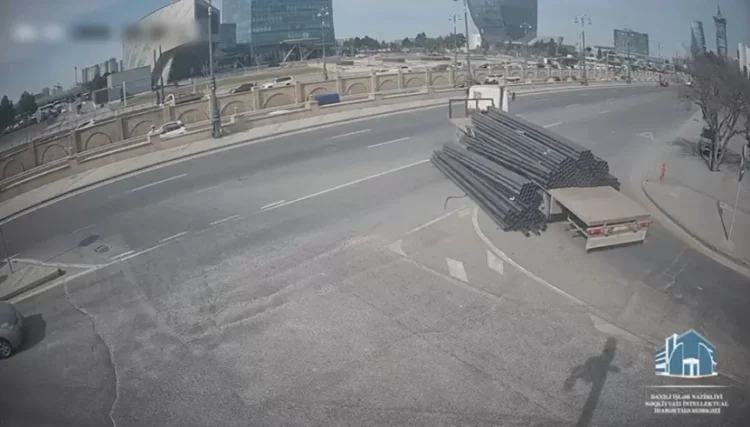 Bakıda təhlükəli görüntülər- Yük yola DAĞILDI