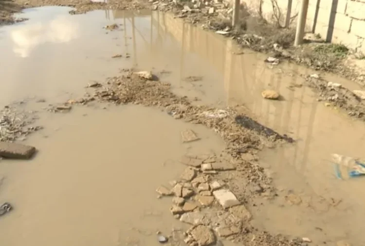 Su borusu PARTLADI: İçməli su küçəyə axdı