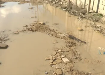 Su borusu PARTLADI: İçməli su küçəyə axdı