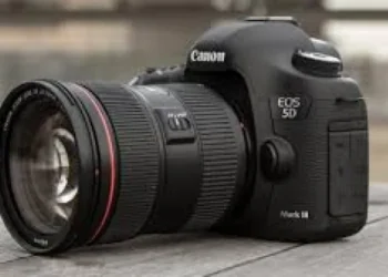 İşlədiyi ofisdən 9000 dollarlıq fotoaparat oğurlayan qadın TUTULDU