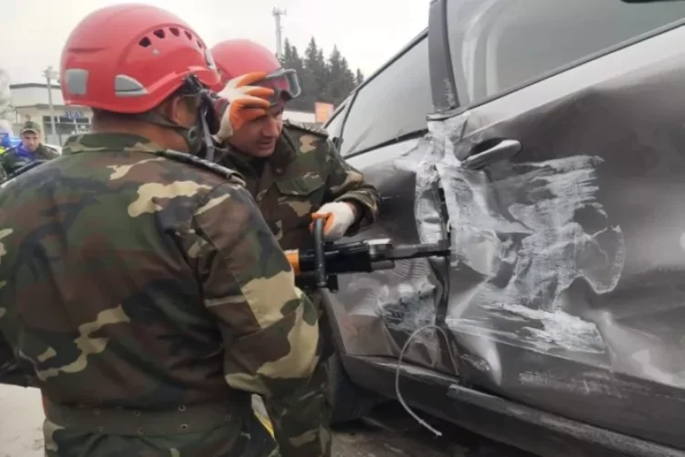 AĞIR QƏZA: Yaşlı qadın belə xilas olundu – VİDEO