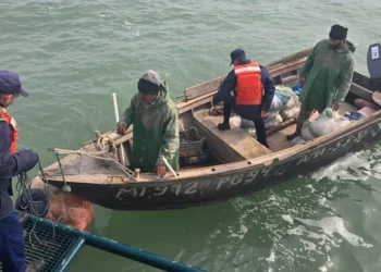 Dənizdə köməksiz qalan balıqçılar xilas edildi – FOTOLAR