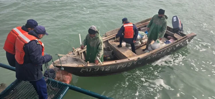 Dənizdə köməksiz qalan balıqçılar xilas edildi – FOTOLAR