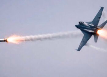 “İran raketi hədəfi qaçırdı: ABŞ qırıcısı son anda yayındı”