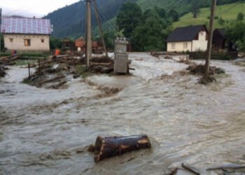 Sel iki qadını küçələrdə sürüklədi – həyat uğrunda mübarizənin dəhşətli görüntüləri – VİDEO