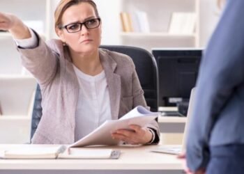 Üzürsüz işə gəlməyən işçini hansı cəza GÖZLƏYİR? – 1 gün belə