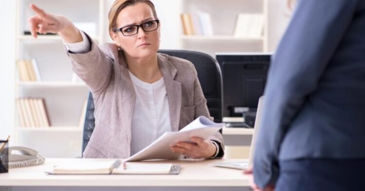 Üzürsüz işə gəlməyən işçini hansı cəza GÖZLƏYİR? – 1 gün belə