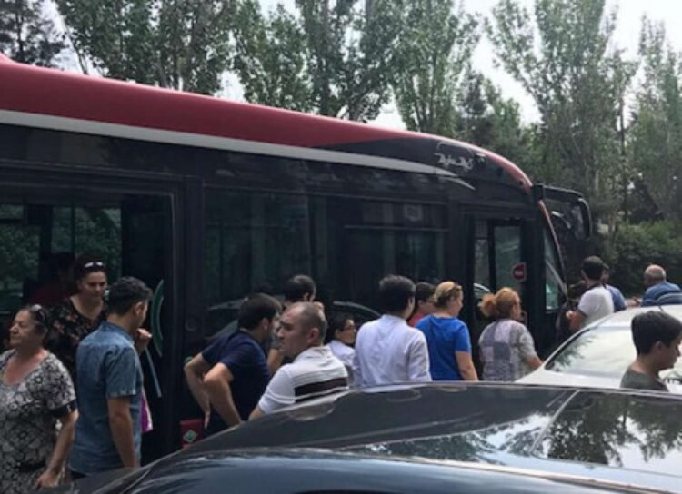 “BakuBus” sürücüsü piyadanı vurdu