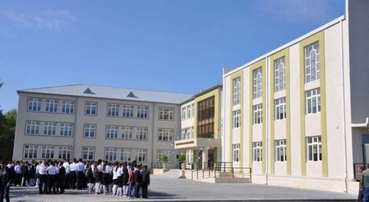 Məktəbdə dava: Xadimə direktora hücum etdi – SƏBƏB